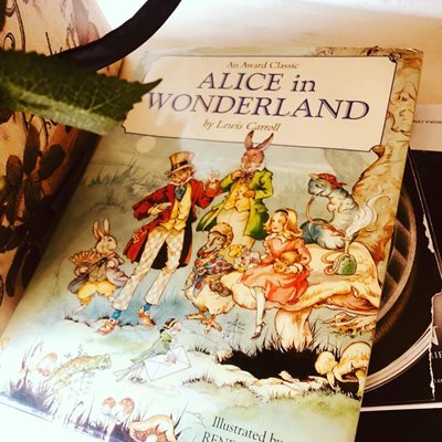 Специално издание на "Алиса в Страната на чудесата" трогва до краен предел блондинката