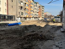 Реконструкцията на ул. “Даме Груев” се забави и хората в квартала недоволстват.