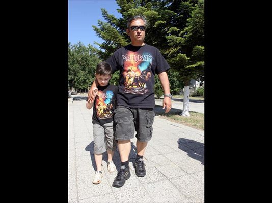 Баща и син с култовите тениски на “Меноар”.
