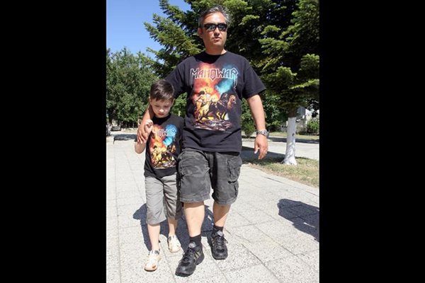 Баща и син с култовите тениски на “Меноар”.
