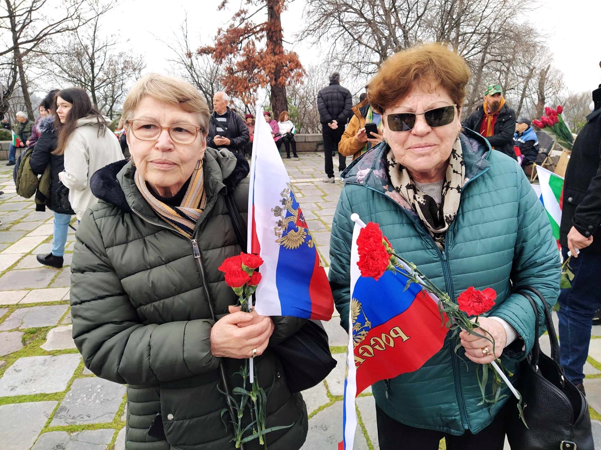 Руски знамена заляха Бунарджика: Не даваме Трети март! (снимки)