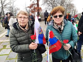 Пловдивчанки веят руски знамена на Бунарджика. Снимки: Авторът