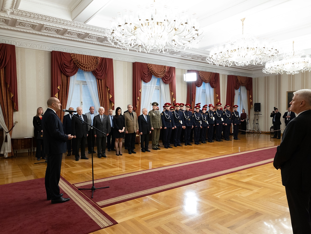 Държавният глава Румен Радев удостои с Почетен знак на президента генералите от запаса Цветан Тотомиров и Златан Стойков