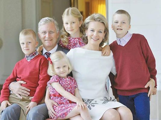 Новото кралско семейство в Белгия -престолонаследникът принц Филип, принцеса Матилда и децата им Емануел, Елеонор, Елизабет и Габриел


