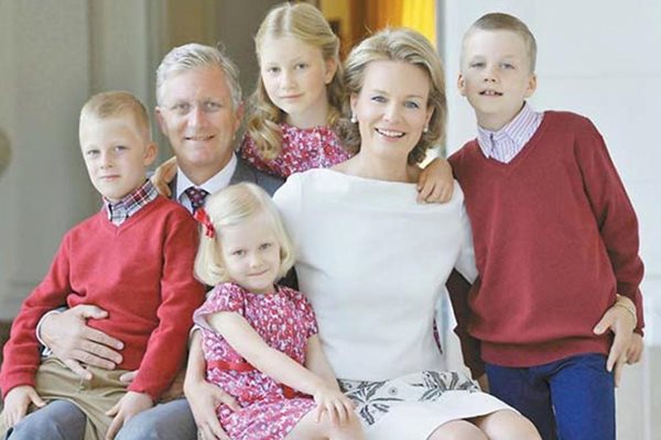 Новото кралско семейство в Белгия -престолонаследникът принц Филип, принцеса Матилда и децата им Емануел, Елеонор, Елизабет и Габриел


