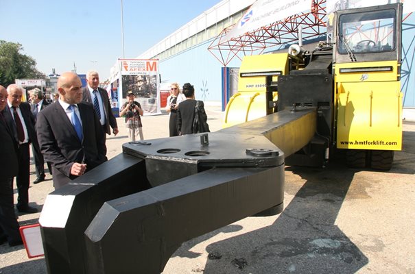 25 тона подемна машина българско производство е изложена.