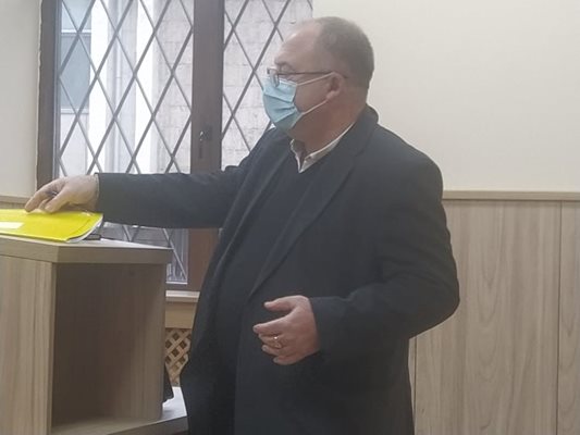 Адвокат Щерю Царев, който е служебен защитник на травестита, се яви без него в пловдивския районен съд