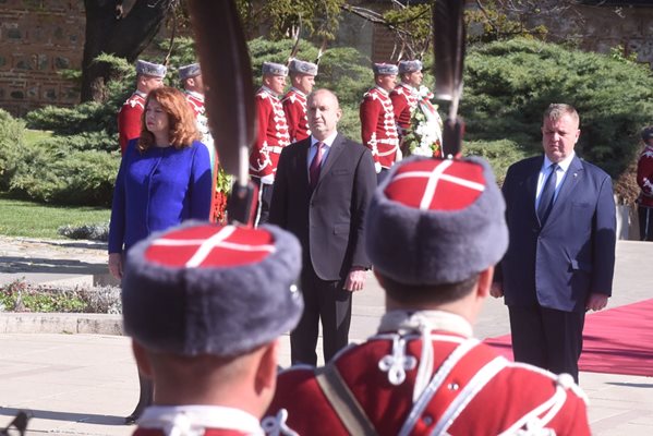 Президентът Румен Радев и Красимир Каракачанов бяха заедно на водосвета на бойните знамена на 6 май.