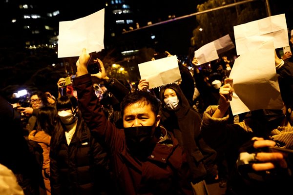 Хора протестират срещу COVID ограниченията в Пекин.
СНИМКА: РОЙТЕРС