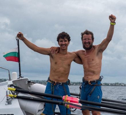 Максим и Стефан тържествено са вдигнали ръце в лодката в края на пътуването си през Атлантика.
СНИМКИ: ЛИЧЕН АРХИВ
