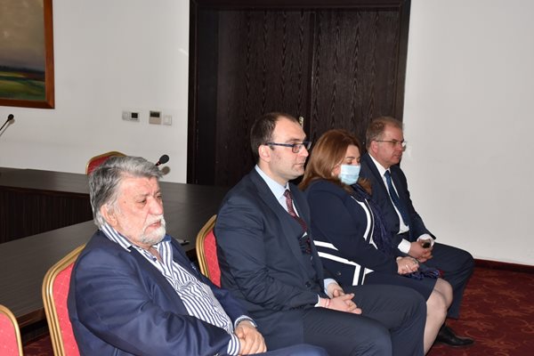 Вежди Рашидов, Радомир Чолаков /вдясно/, Пламен Панов и Амелия Гешева се срещнаха с културни дейци в Пловдив.