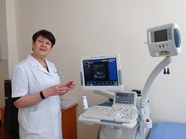 Проф. Русaнка Ковачева показва лазърет, чрез който се намаляват възлите на щитовидната жлеза