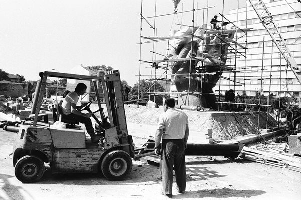 Работело се е непрекъснато, за да е готов монументът за 6 септември 1985 г.