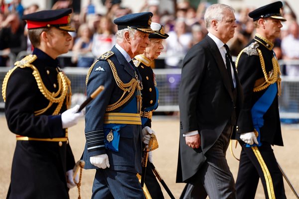 Принц Андрю и кралското семейство Снимка: Ройтерс