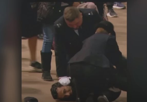 Арестуваха мъж, опитал да докосне ковчега на кралицата Кадър: YouTube/Sky News Australia