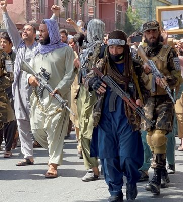 Дванайсет души бяха публично бити с камшик от талибаните на стадион в Афганистан.