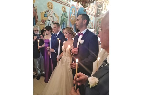 Младоженците Марин и Кристияна Йотови  със своите кумове по време на венчавката през септември 2020 г.