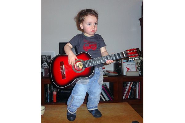 Синът им Иван е само на 2 г., а вече се насочва към музиката.