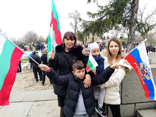 Красимира Тодорова с внуците си развя руския флаг.