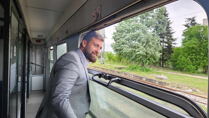 Андрей Новаков прие веднага поканата да пътува с влак с учениците от Търговище.
Снимка: СУ "Св. Седмочисленици" - Търговище