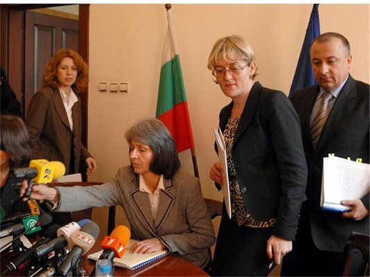 Министърът на правосъдието Маргарита Попова и заместниците й Даниела Машева (вдясно) и Жанет Петрова (вляво) ще представят проекта за обществено обсъждане до месец. 

