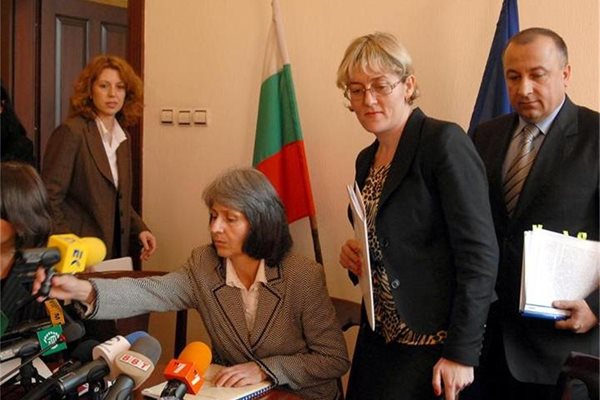 Министърът на правосъдието Маргарита Попова и заместниците й Даниела Машева (вдясно) и Жанет Петрова (вляво) ще представят проекта за обществено обсъждане до месец. 

