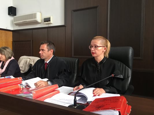 Час и десет минути съдия Екатерина Роглекова чете присъдата.