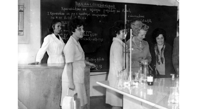 Маргарет Тачър /втората отдясно наляво/ проследила с голям интерес цялото упражнение в лабораторията по аналитична химия. Директорката на училището Мария Димова е на преден план, с чантата. На заден план вляво е учителката Добринка Калпакчиева.
