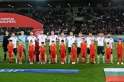 Националите слушат химна на стадиона в Разград преди мача. СНИМКА: Орлин Цанев