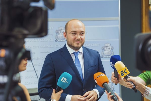 Председателят на СОС Георги Георгиев разяснява новата услуга.
Снимка: Пресцентър на СОС