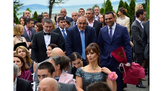 Премиерът Борисов чака в добро настроение да пристигнат министърът му и младоженец Лукарски и неговата избраница Ива.