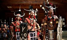 Мъже, облечени в традиционни носии чакат своя ред за изпълнение на народни танци по време на фестивал в Нагаланд, Индия