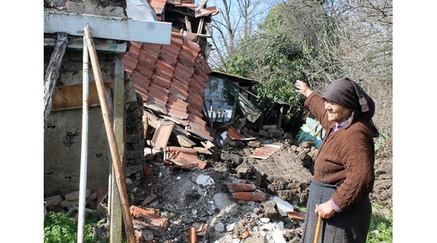 Баба Станка показва рухналата част от къщата си. Старата жена плаче и казва, че не иска да се мести никъде.