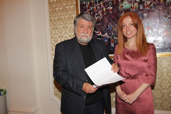 Кристина Кръстева връчва писмото на шефа на комисията по култура и медии на НС Вежди Рашидов.