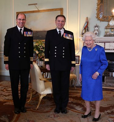 Една от последните снимки на кралицата е от частна аудиенция в Бъкингам на 18 март с морски командири.
СНИМКА: РОЙТЕРС