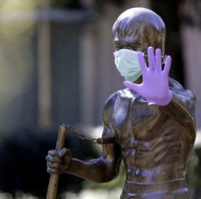 Статуята на Брус Лий в босненския град Мостар осъмна със защитна маска и ръкавици СНИМКА: Инстаграм/brucelee
