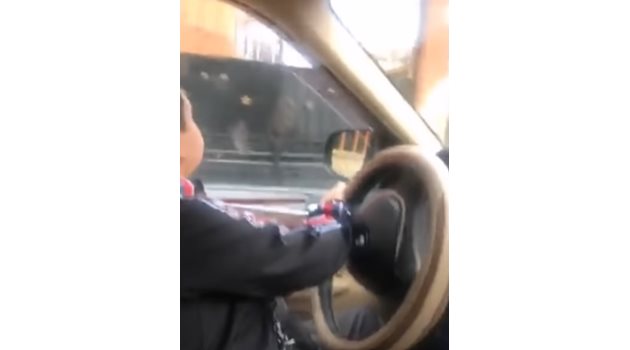 10-годишен шофира БМВ и размахва пистолет в Пещера (Видео)