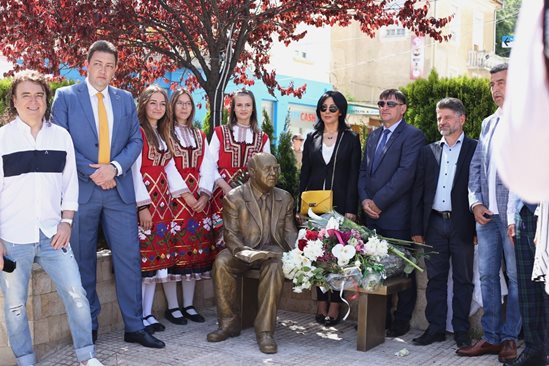 Веселин Маринов гост при откриването на паметник на Евтим Евтимов в Петрич