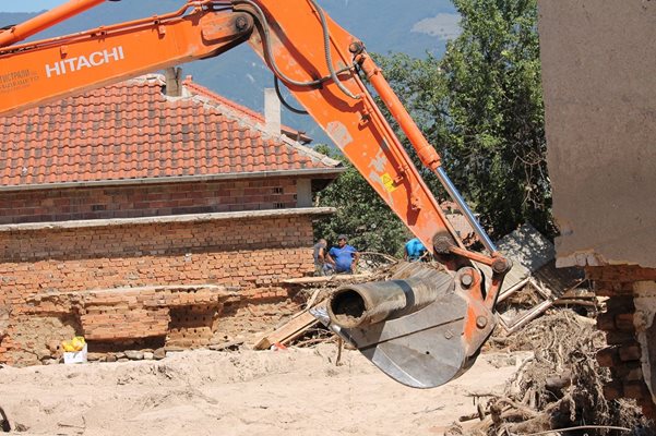 Големи усилия бяха положени за разчистването на щетите от наводненията в карловските села Каравелово, Богдан и Слатина.
