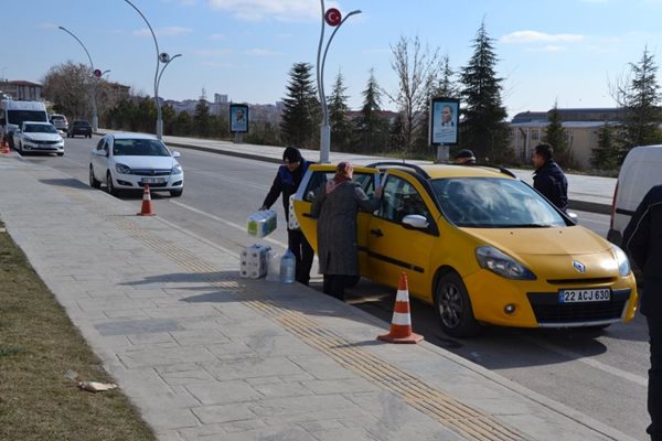 Такситата в Одрин превозват безплатно даренията до пунктовете.