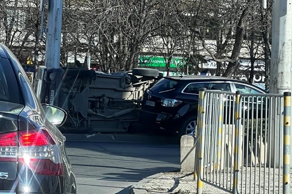 Двата автомобила са се блъснали на изхода от кръговото в посока Моста на Адата. Снимки: I see you KAT Пловдив