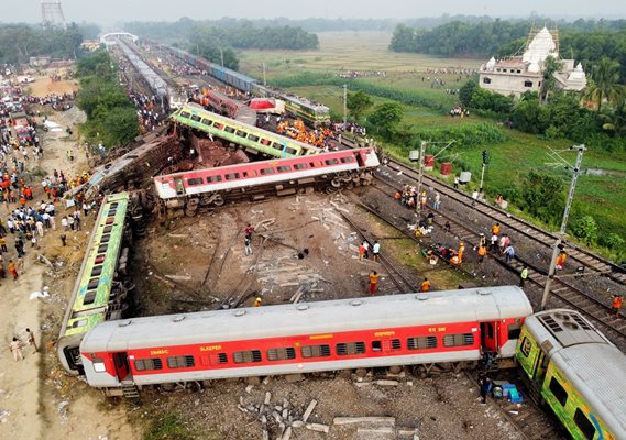 Над 230 загинали при влаковата катастрофа в Индия 
Снимка:РОйтерс