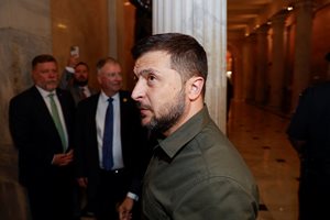 Зеленски пристигна в Капитолия, ще убеждава Конгреса да одобри нов пакет от помощи за Украйна