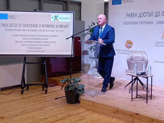 Министърът на образованието е науката Галин Цоков говори по време на форума в Пловдив.
