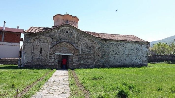 Църква "Св. Димитър" в Паталеница през Средновековието е била вкопана в земята.