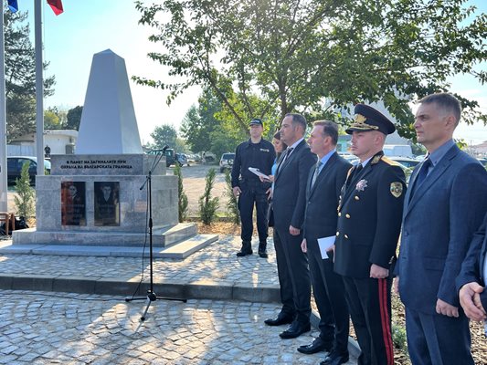 В двора на Гранична полиция в Елхово бе открит паметник на загиналите граничари Петър Бъчваров и Илия Великов.