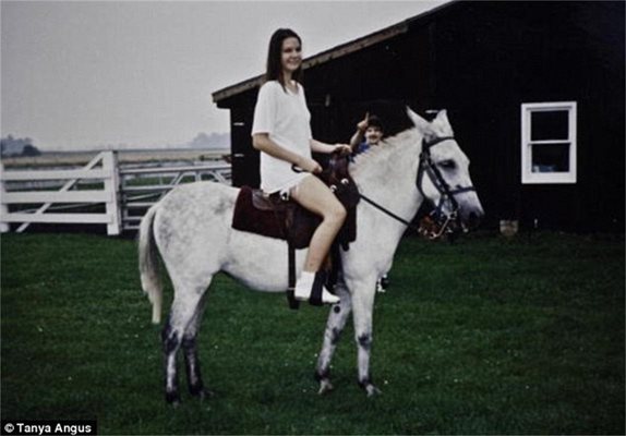 Таня яздела кон, спортувала и имала приятел.