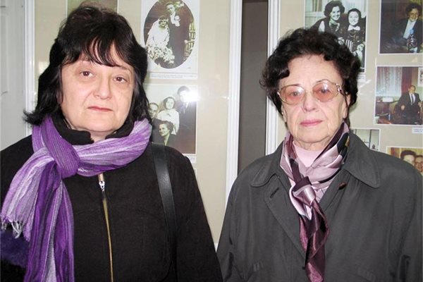 На изложбата дойдоха Тошка Ковачева (вдясно) - вдовица на първия братовчед на Дилма Цветан Ковачев, и дъщеря й Весела Колева.
СНИМКА: АВТОРЪТ