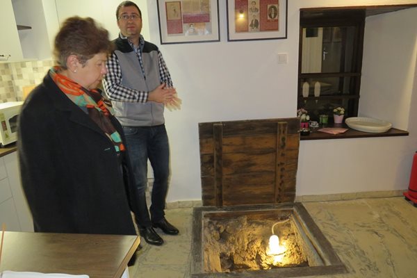 Адвокат Дончо Бораджиев, един от собствениците на имота, показва скривалището на Левски на една от посетителките.