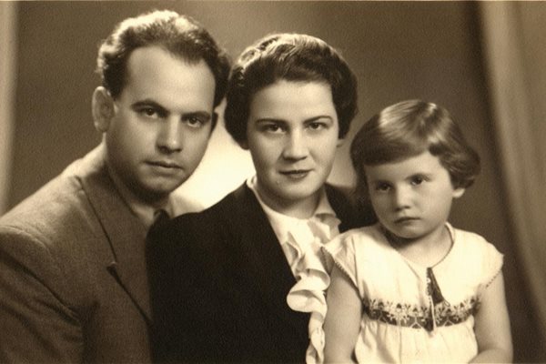 Ламбо Данаилов със съпругата си Евдокия и дъщерята Росица. Стефан още не е роден. След години всички ще му викат Ламбо...